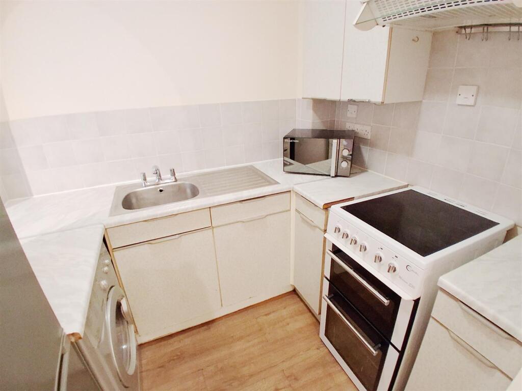 Apartment in Southall - View 5