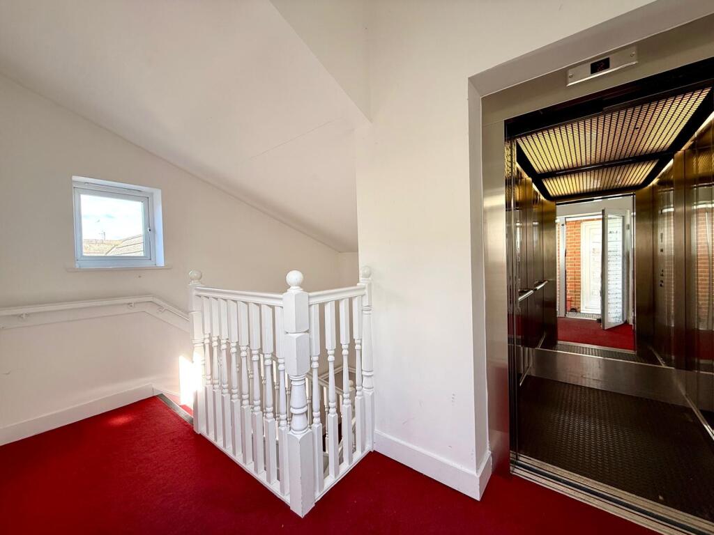 Apartment in Swindon, Eastcott, South Swindon - More