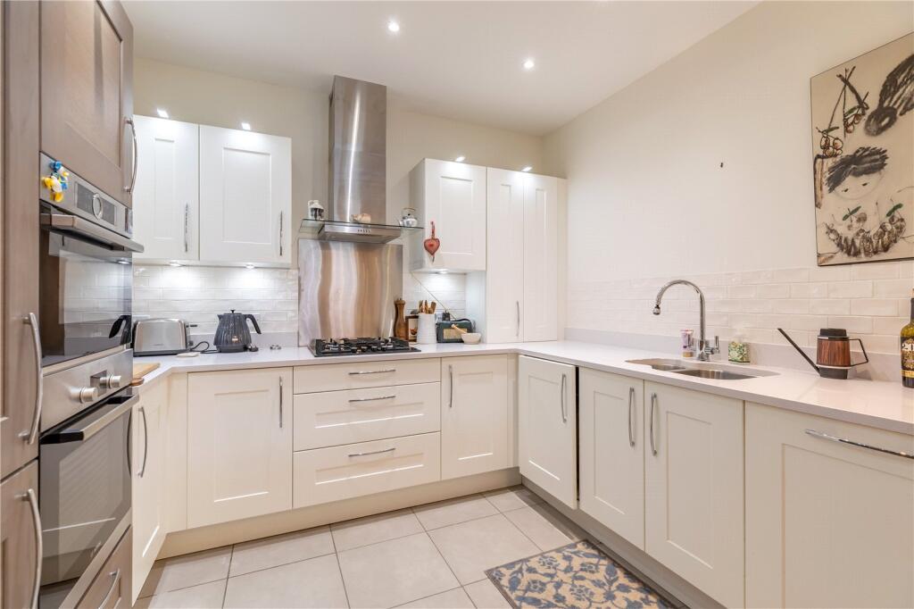 Priory Court, Marlborough, Wiltshire, SN8 photo 2
