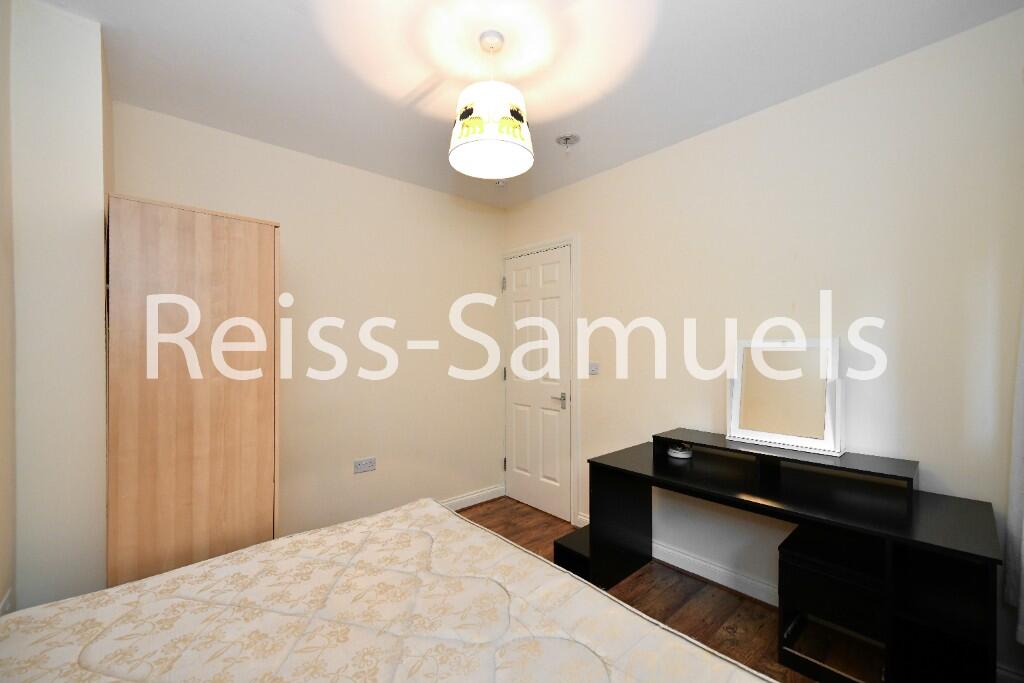 5 bedroom semi-detached house for rent