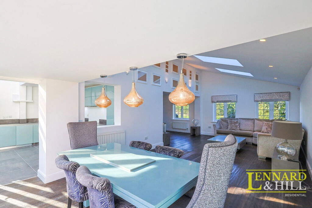 House in Romford - More