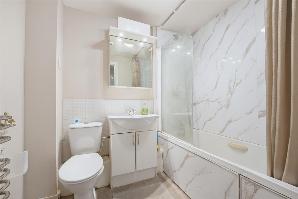 Apartment in Slough - More