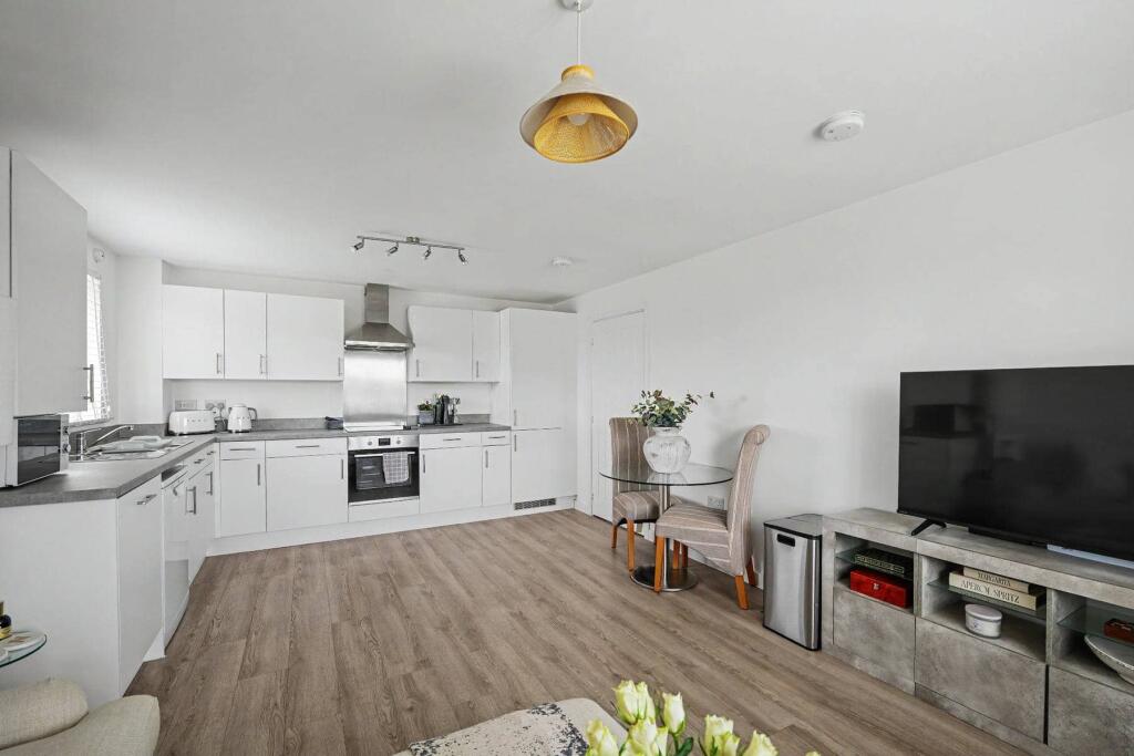 Apartment in Winchester, Whiteley - View 5