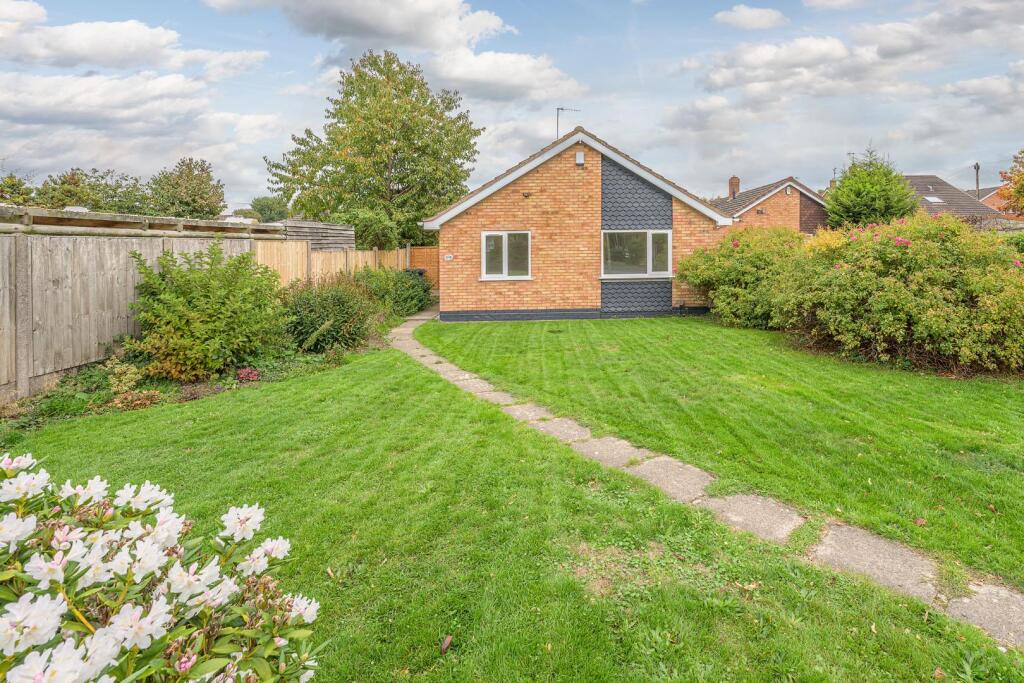 2-bed bungalow on Lapwood Avenue, Kingswinford, DY6 8SG, £310,000