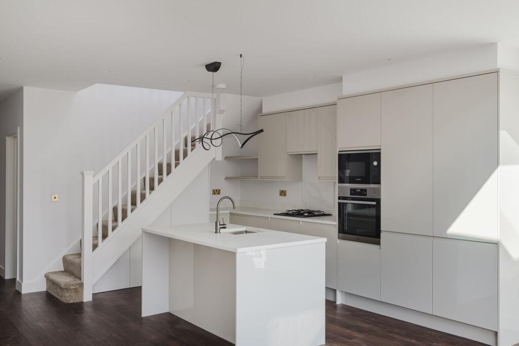 House in Dartford - More