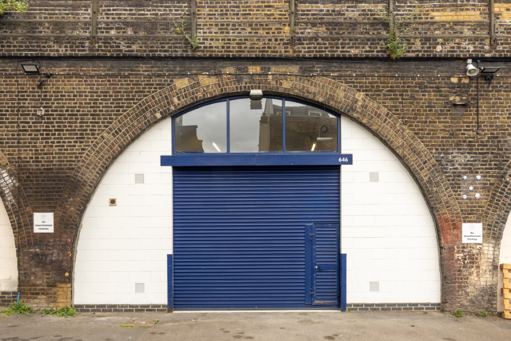 Rear access of an arch
