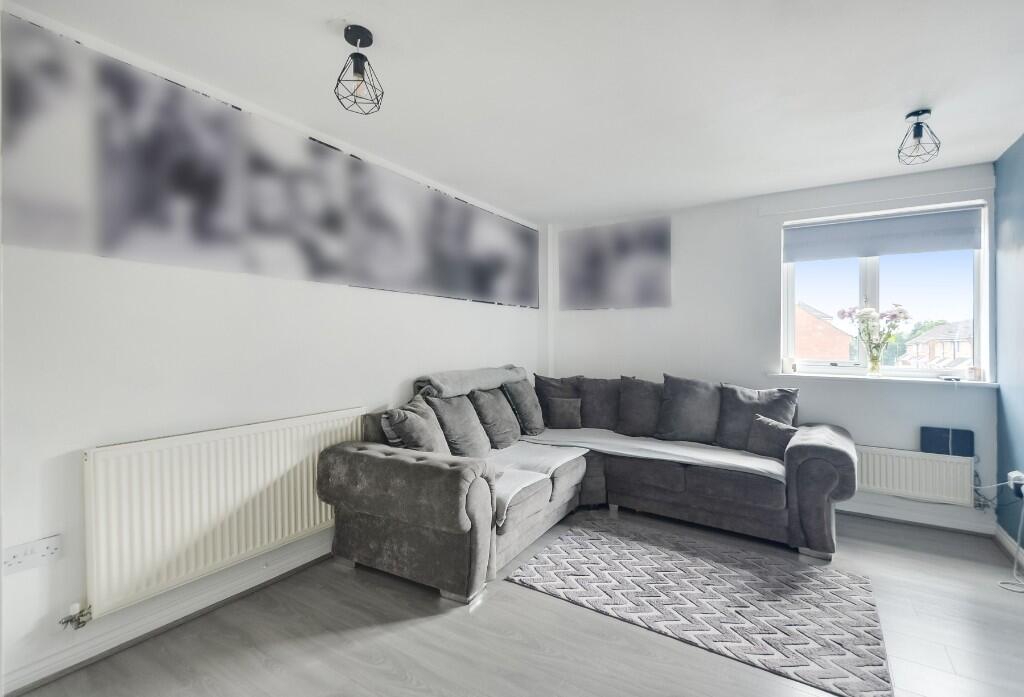 Apartment in Broxbourne, Hertfordshire - View 4