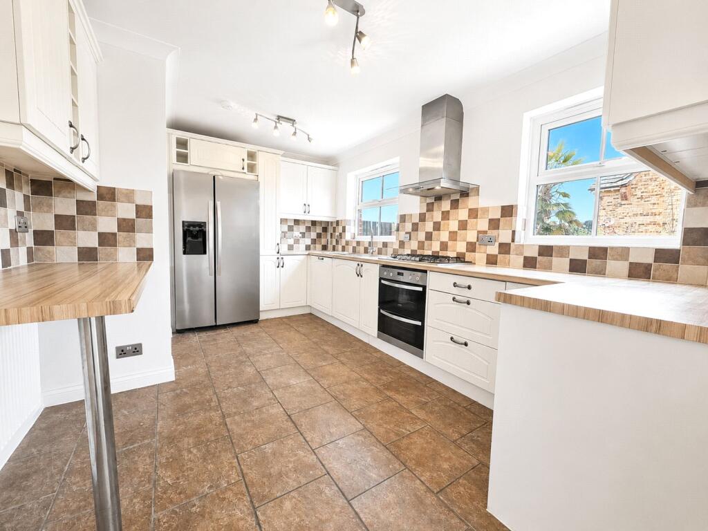 Nightingale Close, Rayleigh, Essex, SS6 photo 3