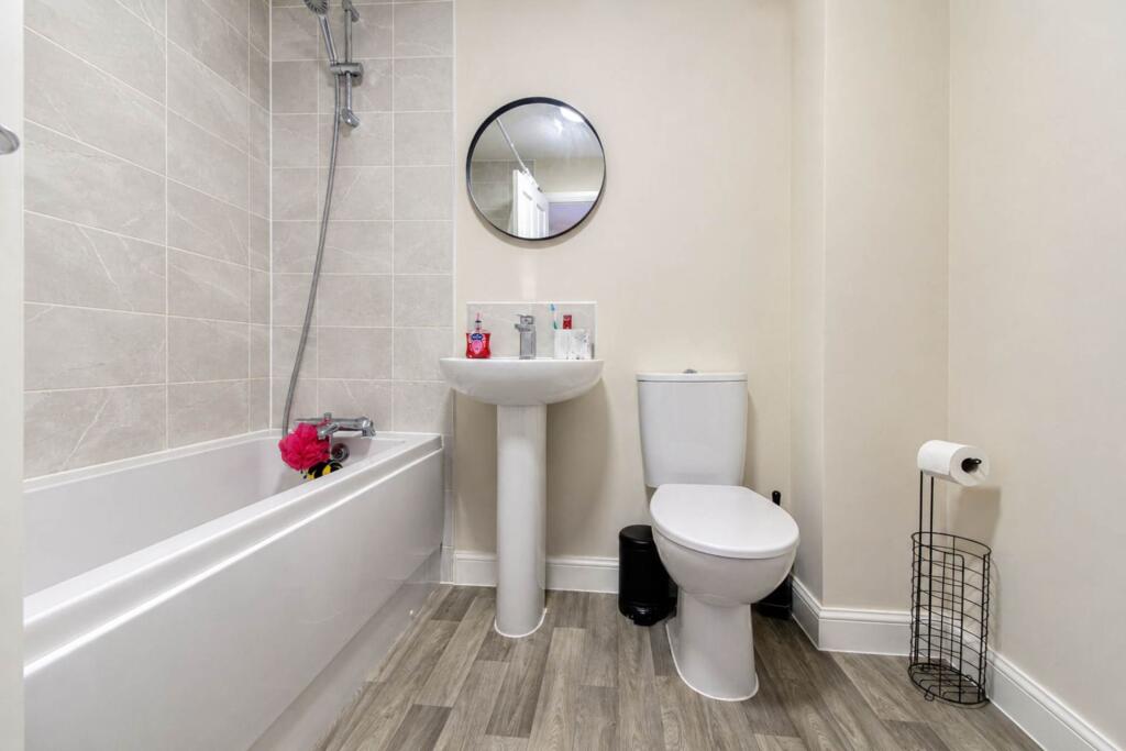 House in Eggington, Central Bedfordshire - More