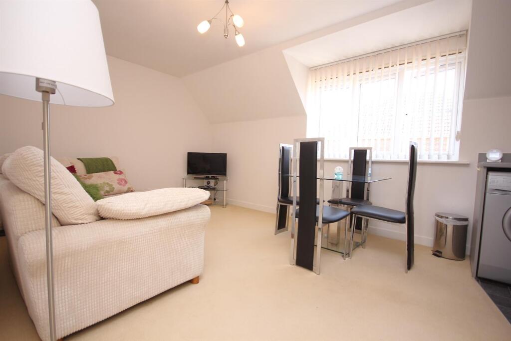 Park Cottage Drive, Titchfield Park photo 2
