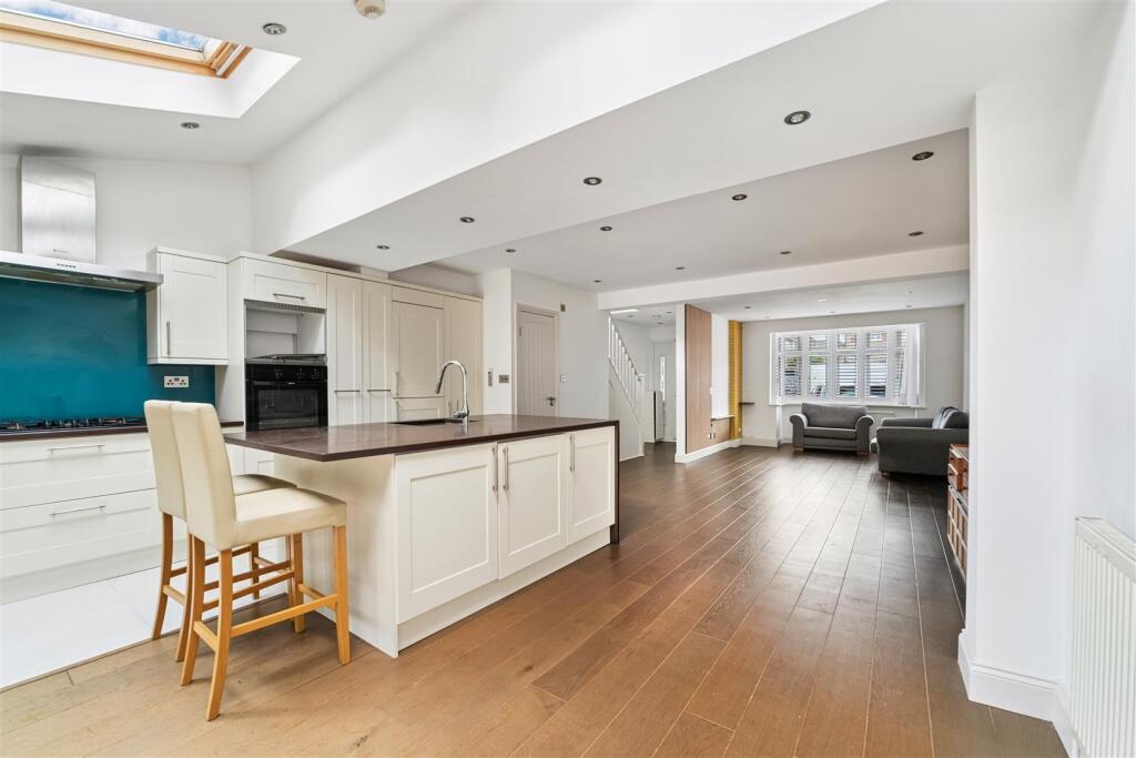 House in London, Heston - View 2