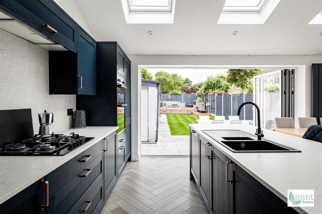 Holly Avenue, New Haw, Addlestone photo 4