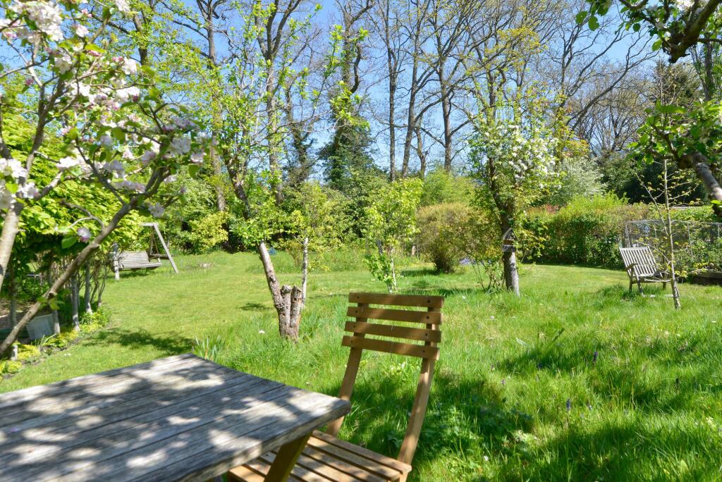 New Park Road, Cranleigh, GU6 - View 4