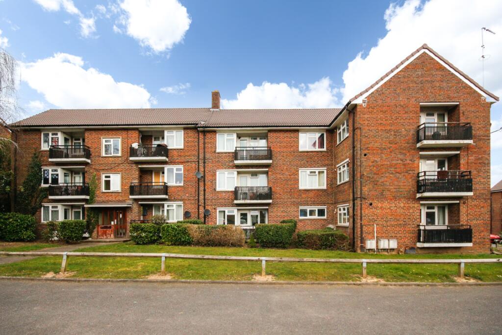 Studio flat on Hawkswood House, Bracknell, £130,000