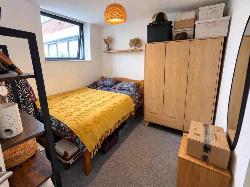 Apartment in Mid Sussex, Burrell Road, Haywards Heath - View 3
