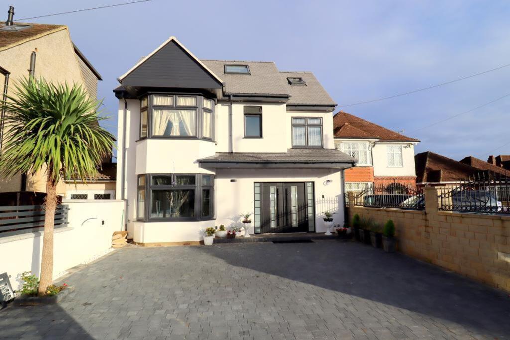 6-bed detached on Barton Road, Luton, LU3, £947,000