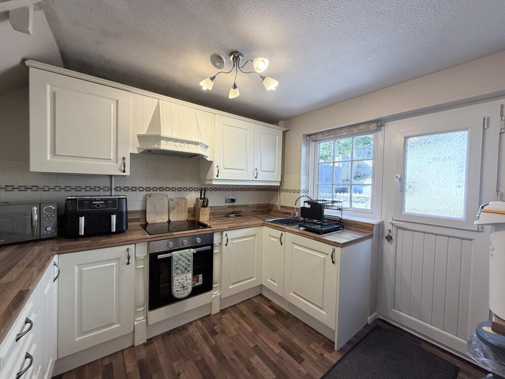 House in Cardiff, Ynysybwl and Coed-y-cwm - View 4