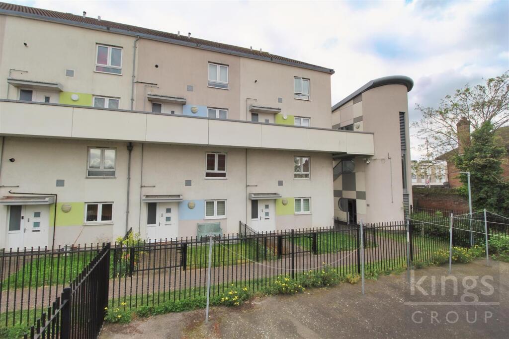 Apartment in Broxbourne, Hertfordshire - View 2