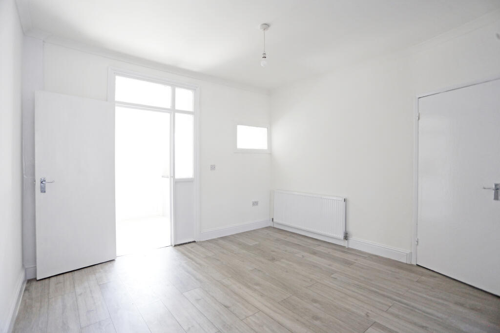 Sunningdale Avenue, Rainham, Havering photo 4