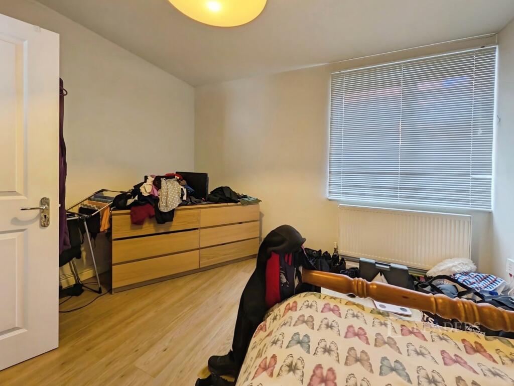 House in Epsom and Ewell, Epsom - More