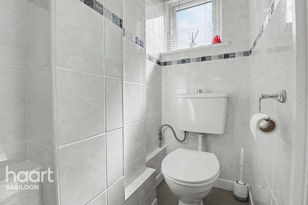 House in Basildon, Wickford - View 4