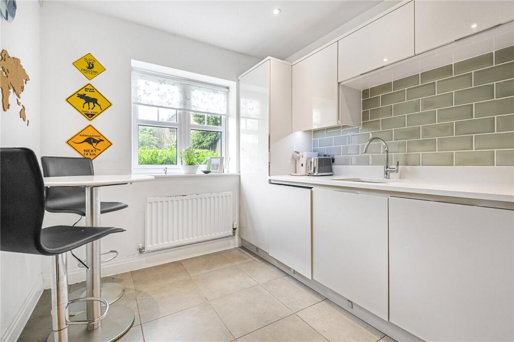 Iris Close, London, N14 photo 3