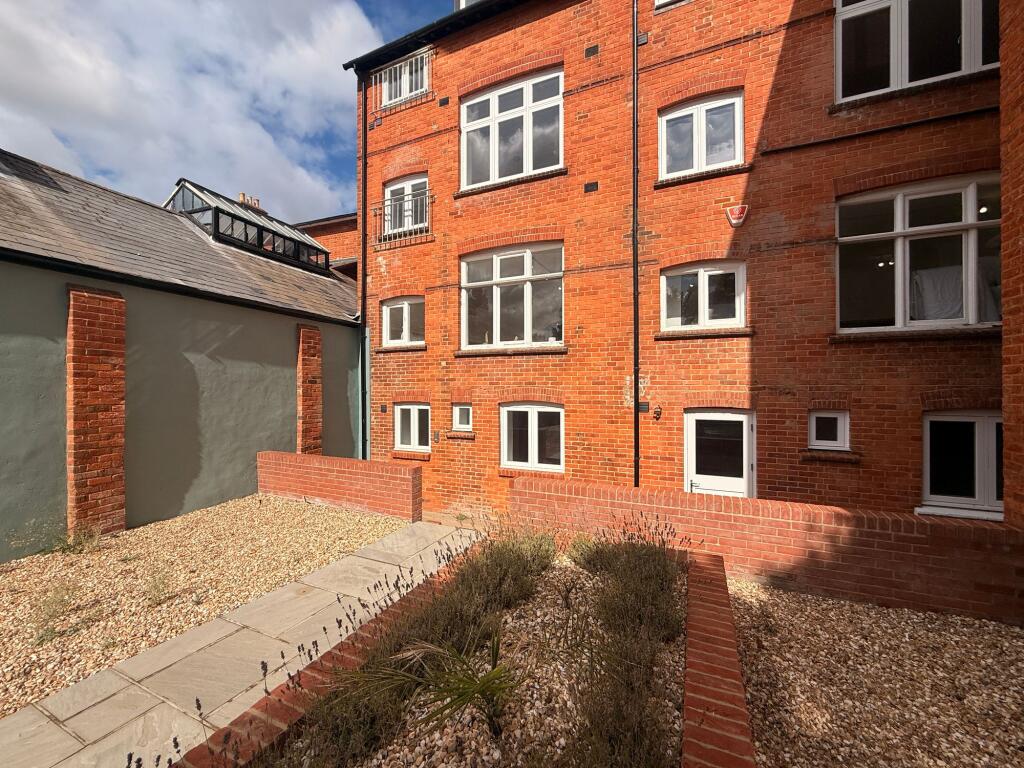 Oakley Place, Hartley Wintney, RG27