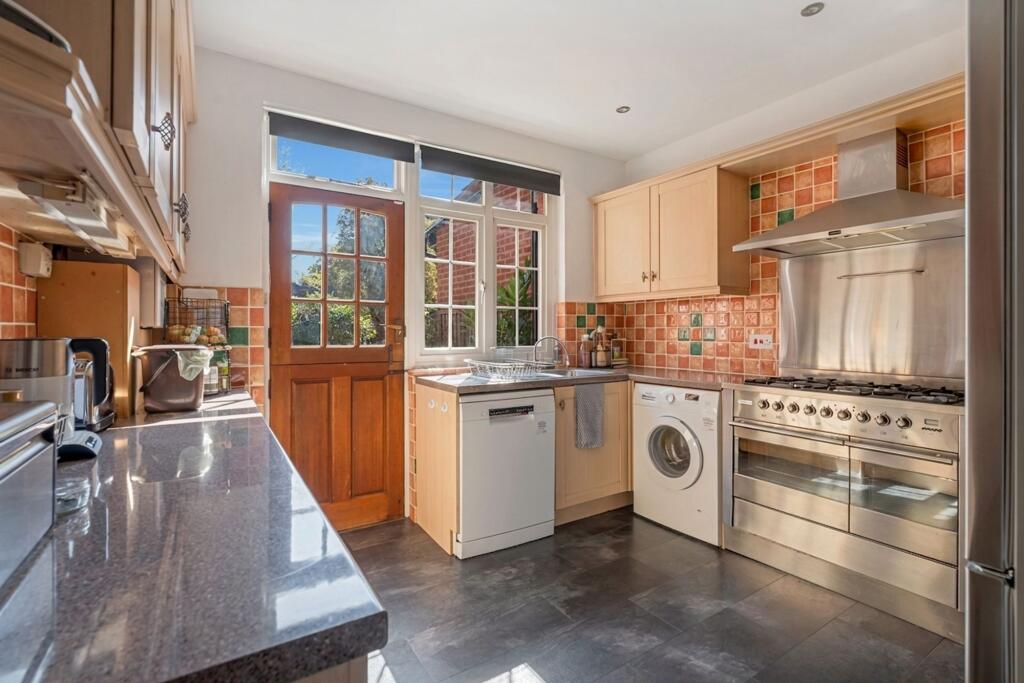 House in London, Woodcote, Woodcote Green - More