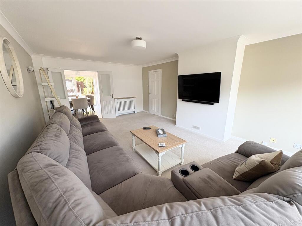 Locksley Drive, Ferndown photo 3