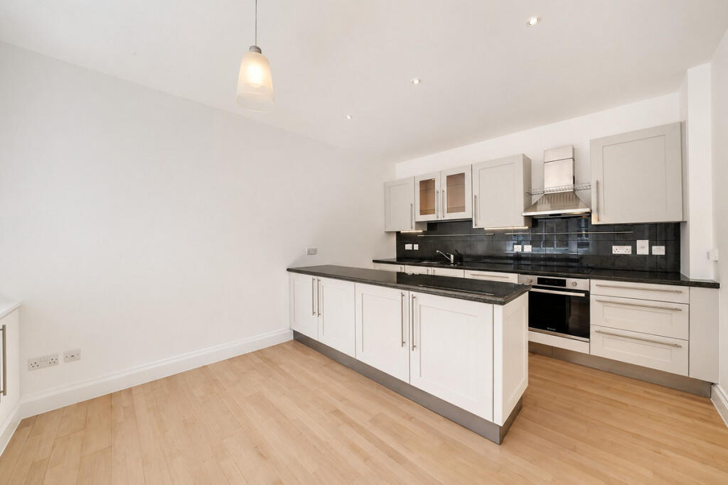 3 bedroom mews property for rent