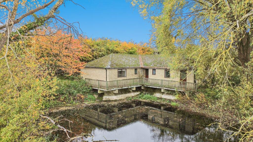 4-bed house on Two Lakes Bungalow, Oak Way, South Cerney, Cirencester, Gloucestershire GL7 5XX, £465,000