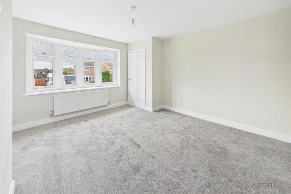 House in Swadlincote, Lower Midway, Upper Midway - More
