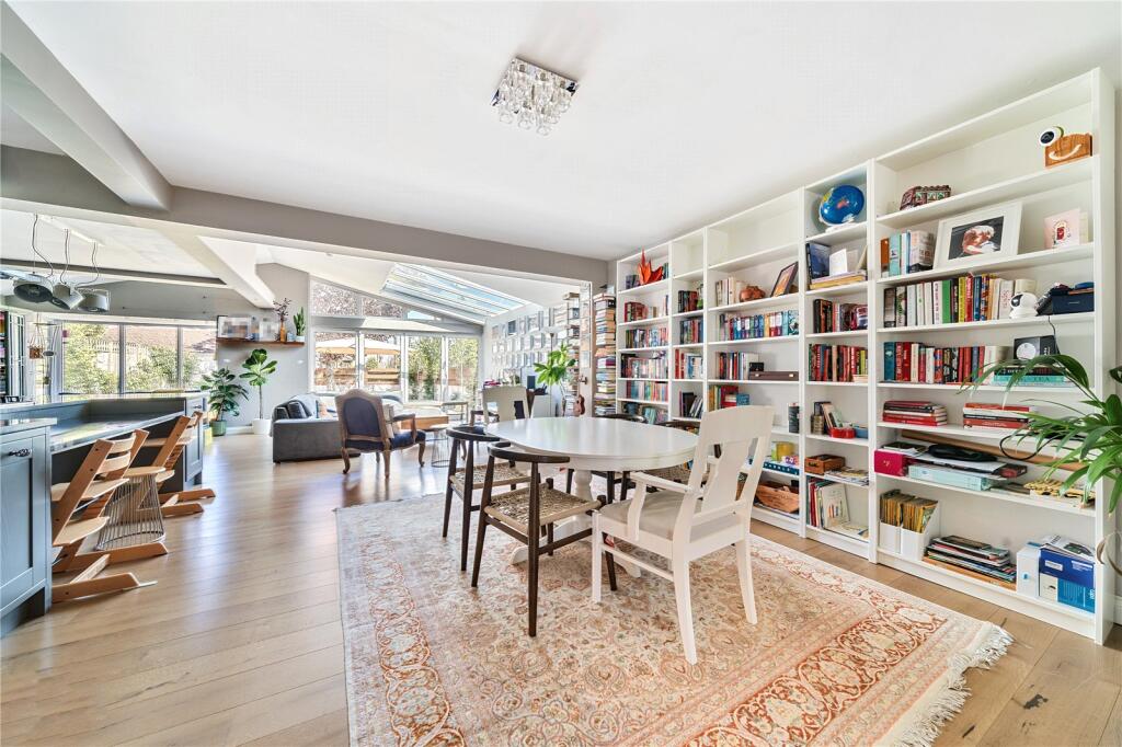House in Kingston upon Thames - More