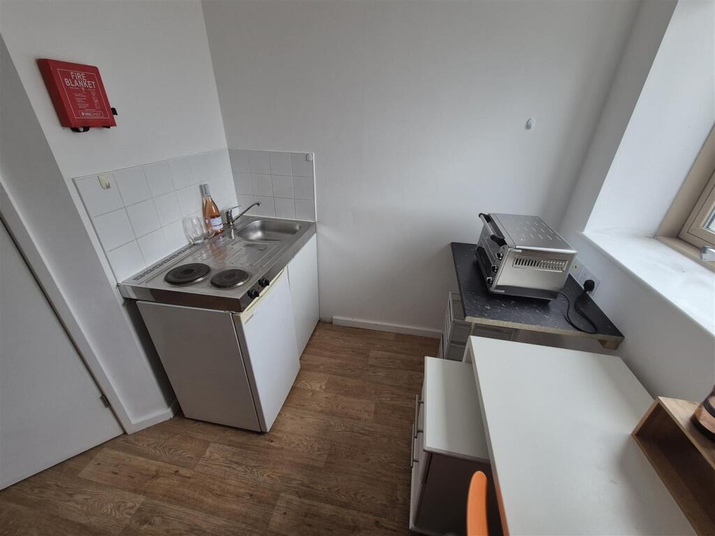 Main image of property: AVAILABLE NOW! ONLY £695 INC BILLS!