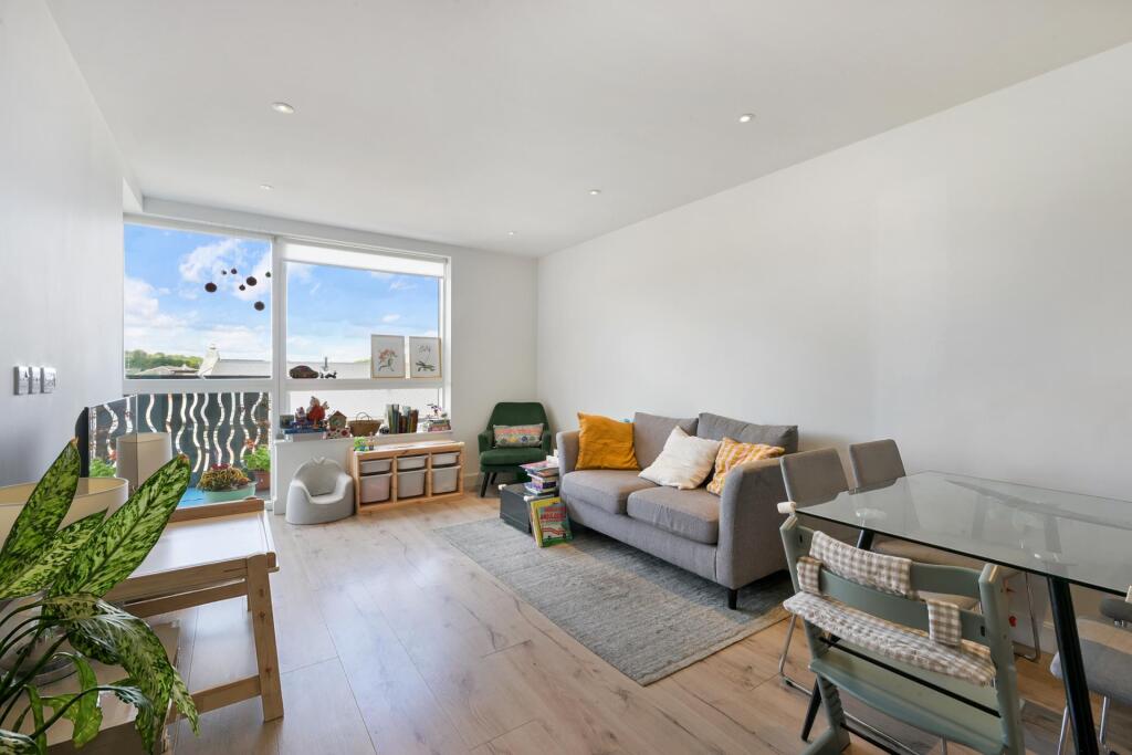 Main image of property: Lang Court, Smithfield Square, High Street, N8