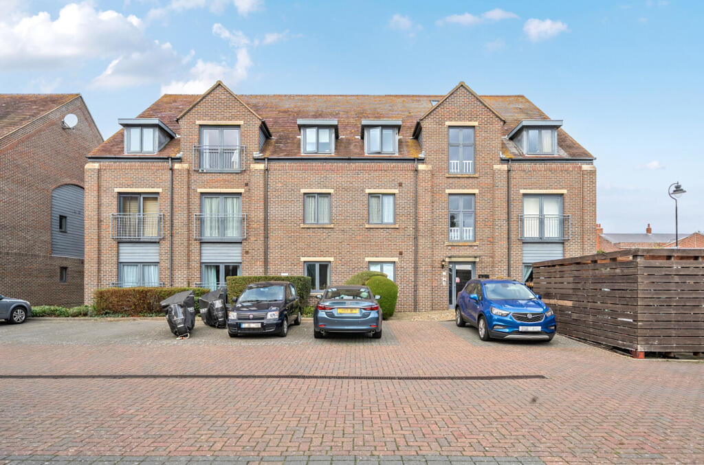 2-bed flat on Heritage Way, Gosport, Hampshire, PO12, £175,000