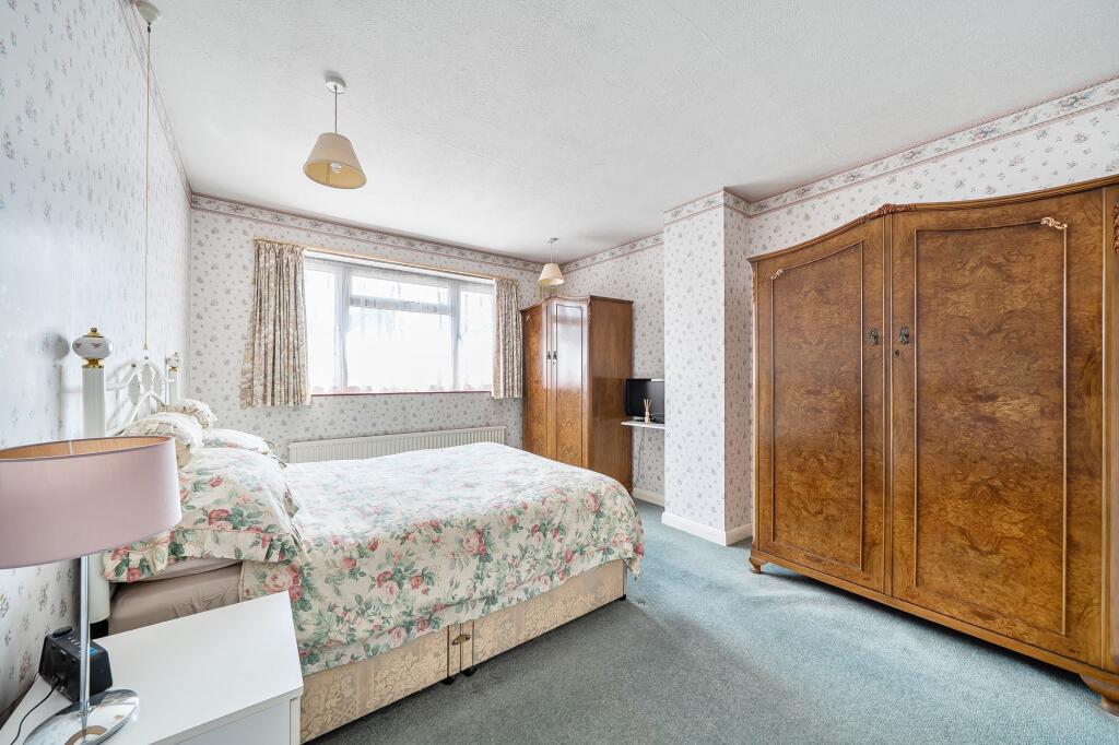 House in Mole Valley, Ashtead Park - More