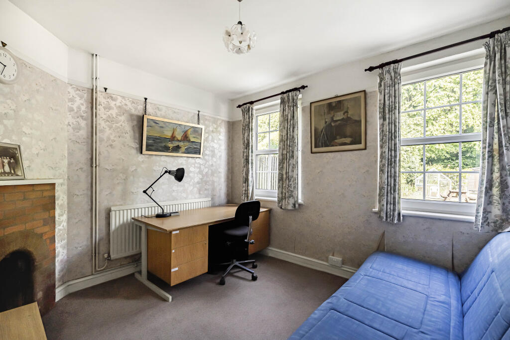 House in Welwyn Hatfield, Hertfordshire - More
