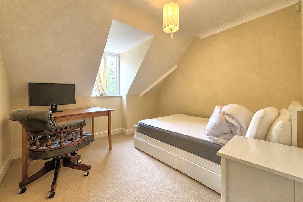 Apartment in Woking, Surrey - More