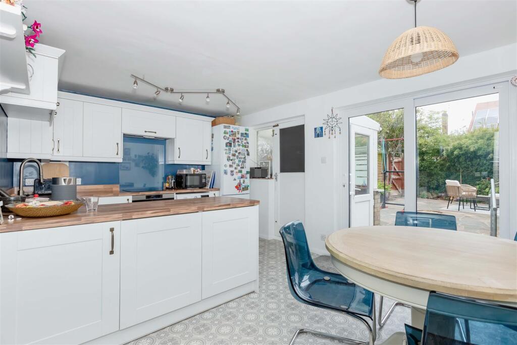 Somerset Close, Worthing photo 4