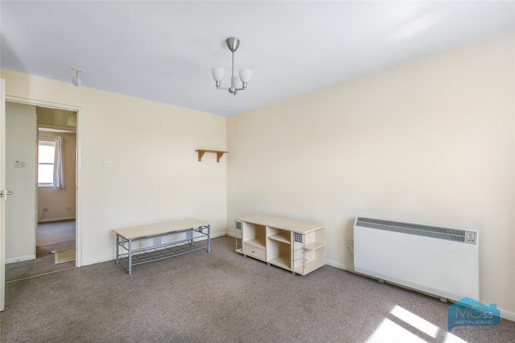 1-bed flat on Brendon Grove, London, N2, £260,000