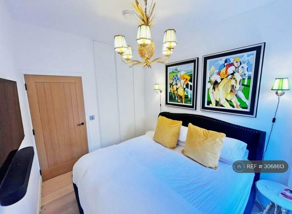 Apartment in Trafford, Hale - View 5