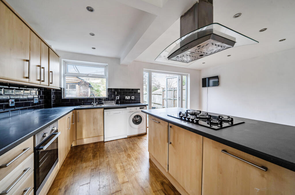 House in Kingston upon Thames - More