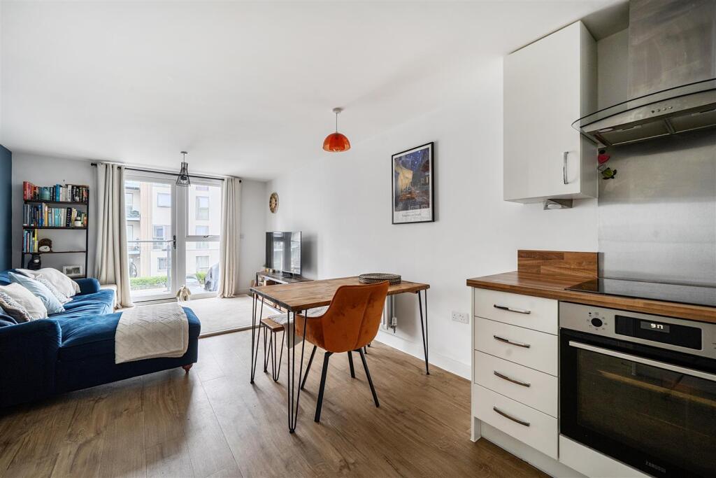 Apartment in Slough - More