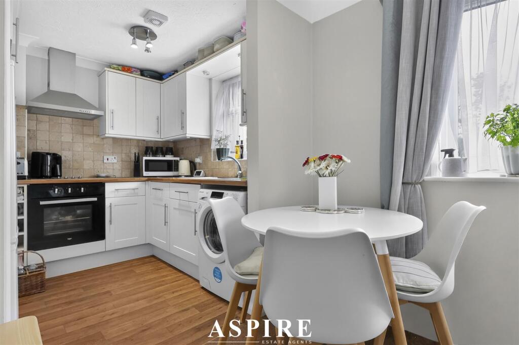 Apartment in Castle Point, Benfleet - View 5