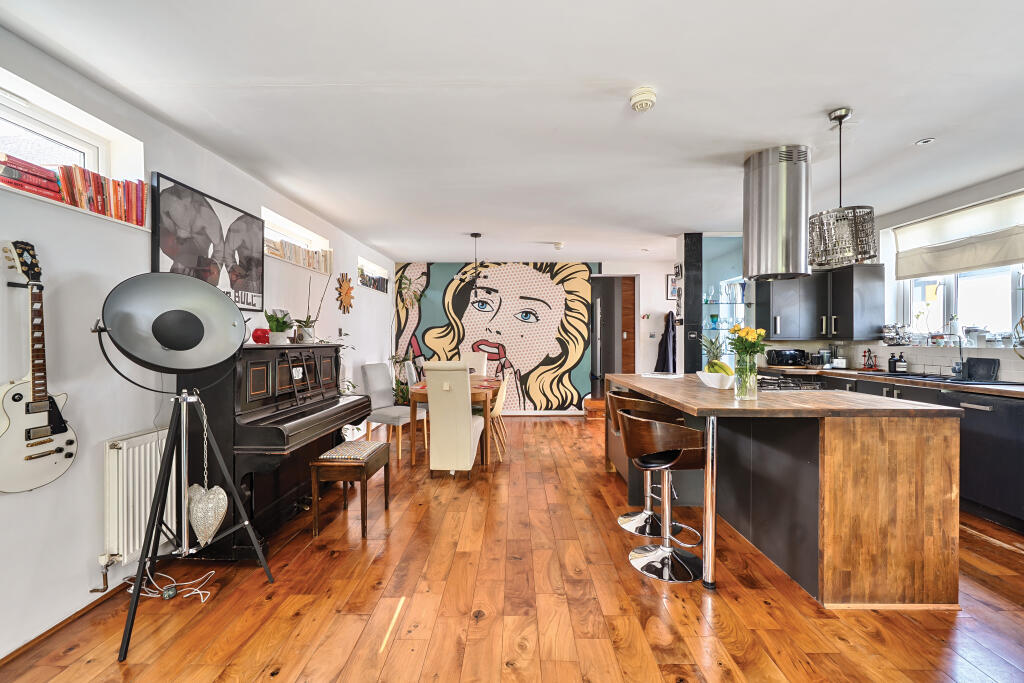 House in Kingston upon Thames - More