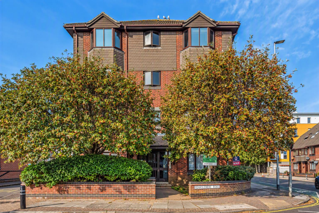 2-bed flat on Rowan Court, Southsea, £170,000