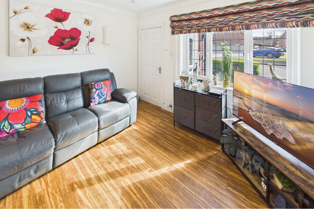 Lambourne Grove, Milnrow, OL16 photo 4