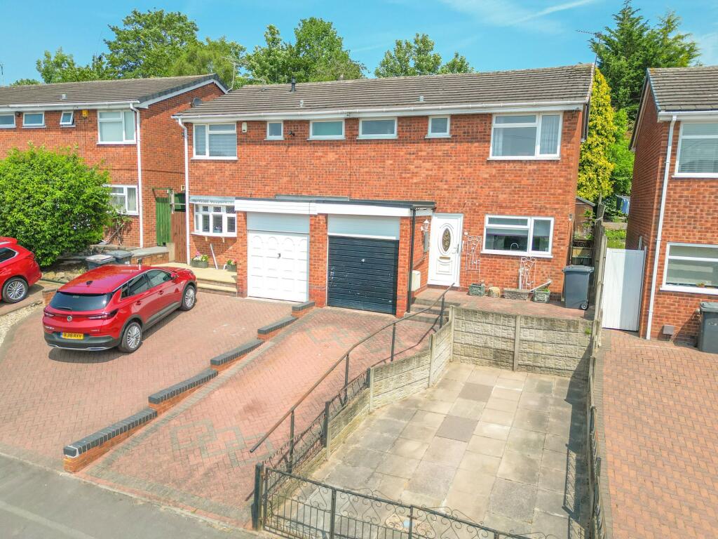 Main image of property: Lincoln Avenue, Nuneaton, CV10