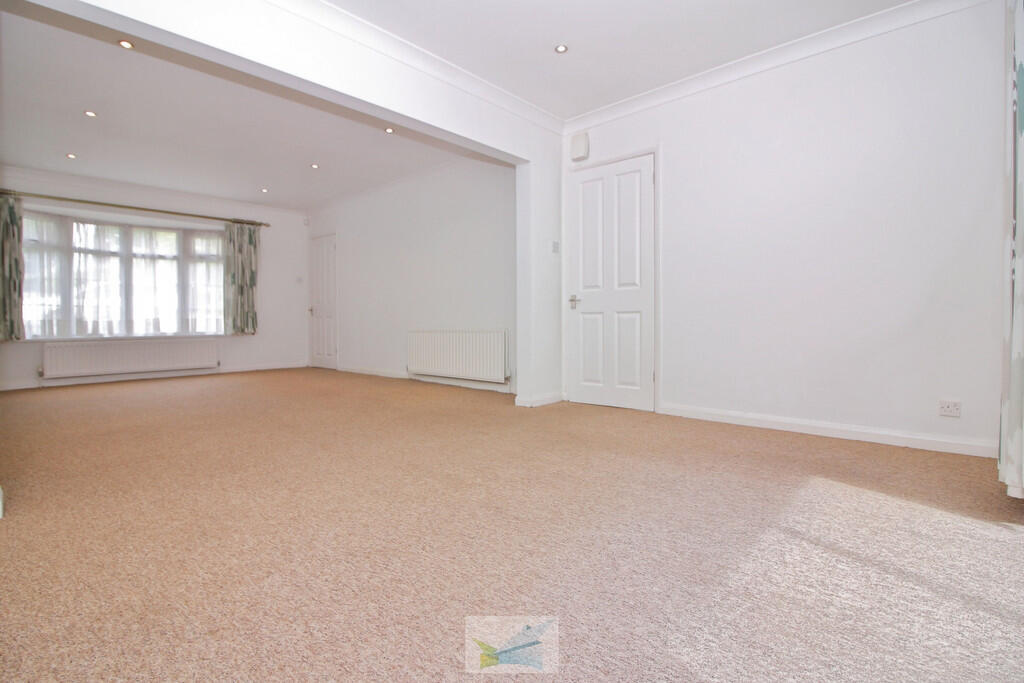 Bute Drive, Highcliffe photo 4
